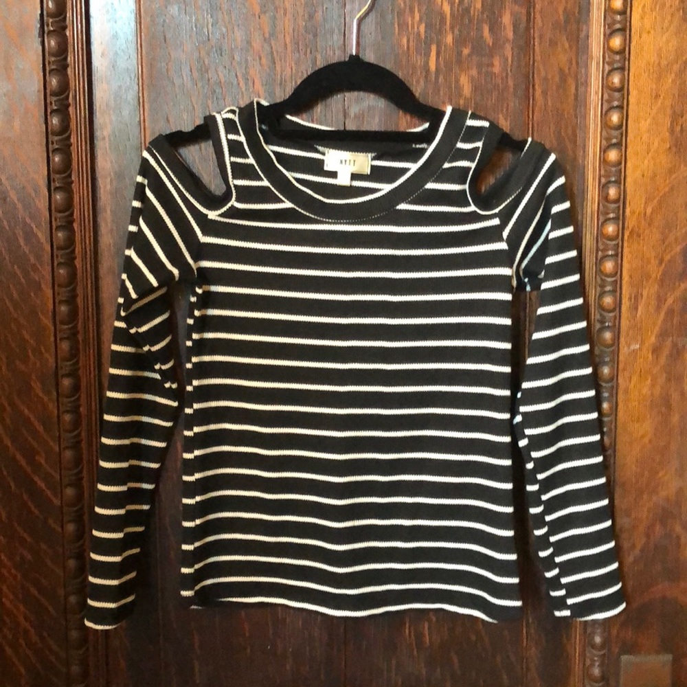 NYTT striped cold shoulder long sleeve tee